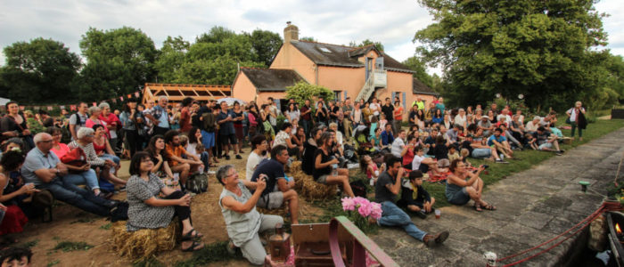 Photo du public attentif et venu en nombre pour la soirée d'inauguration de La Rive aux Barges